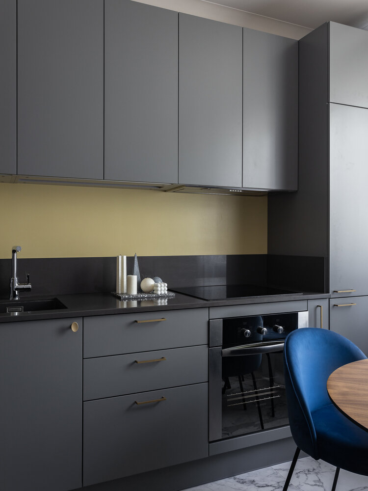 Фотография: Кухня и столовая в стиле Современный, Квартира, Проект недели, Москва, 1 комната, до 40 метров, 40-60 метров, Анна Бредихина – фото на INMYROOM Фотография: Кухня и столовая в стиле Современный, Квартира, Проект недели, Москва, 1 комната, до 40 метров, 40-60 метров, Анна Бредихина – фото на INMYROOM