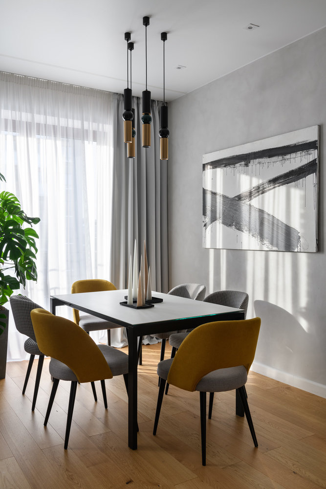 В обеденной зоне стулья изготовлены на заказ, чтобы подобранная ткань гармонично сочетала между собой желтый цвет банкетки, собственный принт «гусиной лапки» и горчичный оттенок. В обеденной зоне стулья изготовлены на заказ, чтобы подобранная ткань гармонично сочетала между собой желтый цвет банкетки, собственный принт «гусиной лапки» и горчичный оттенок.