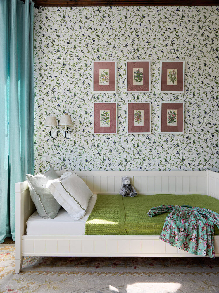 Спальню девочек украшают редкие ботанические иллюстрации из старинного справочника растений в необычной развеске. Спальню девочек украшают редкие ботанические иллюстрации из старинного справочника растений в необычной развеске.