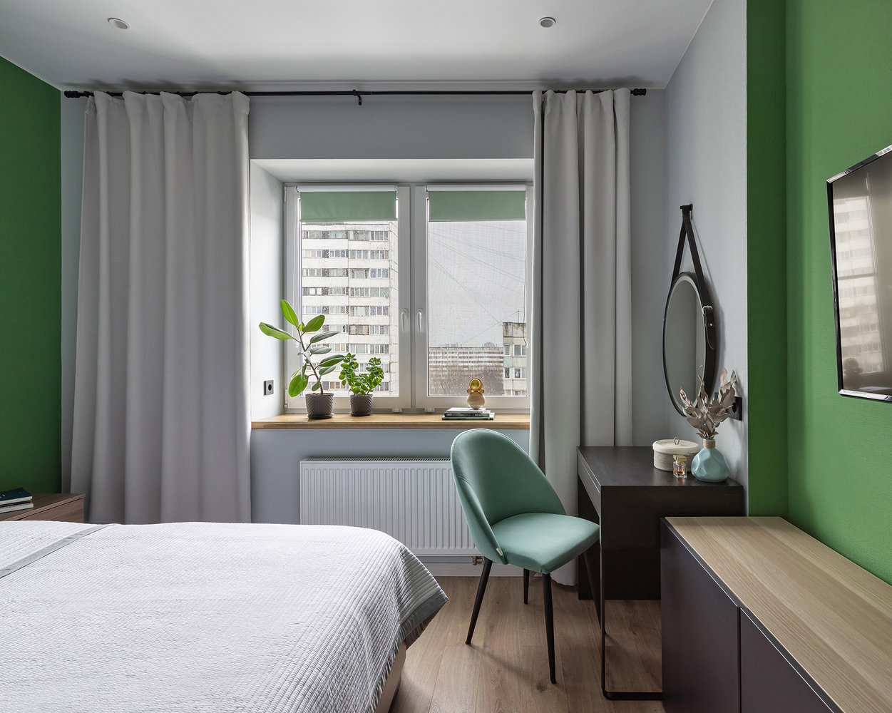 В квартире везде, кроме зоны кухни, натяжные потолки. Они дешевле и не требуют много времени на монтаж. В квартире везде, кроме зоны кухни, натяжные потолки. Они дешевле и не требуют много времени на монтаж.