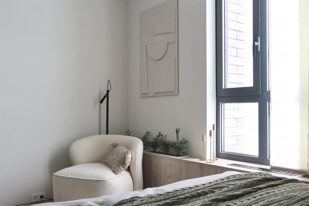 Интерьер спальни в стиле минимализм с элементами джапанди
