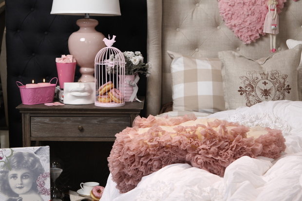 Фотография: Аксессуары в стиле Прованс и Кантри, Декор интерьера, DIY, Декор, Мебель и свет, Советы, Красный, Розовый, Curations Limited, Татьяна Ефимчук, декор интерьера к 14 февраля, декор спальни ко Дню Святого Валентина, идеи декора ко Дню всех влюбленных, декор стола, декор спальни – фото на INMYROOM