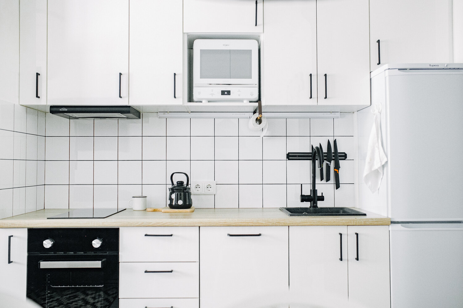 В отделке фартука использовали белую квадратную плитку и черную затирку. В отделке фартука использовали белую квадратную плитку и черную затирку.