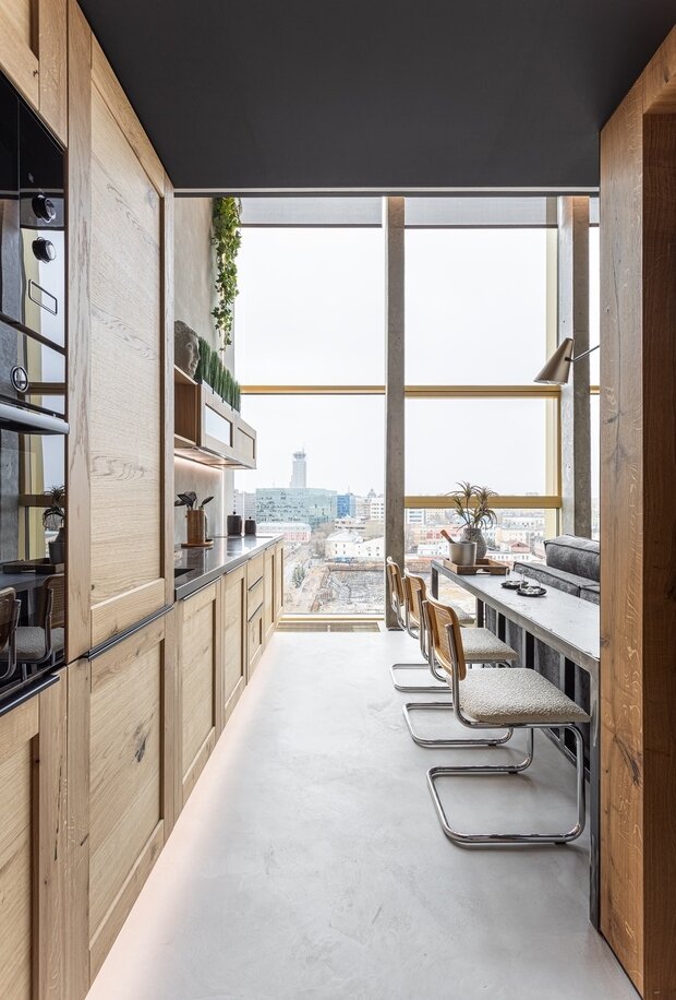 На полу использован микроцемент. Материал очень приятный, чтобы ходить по нему босиком, теплый, внешне очень хорошо вписывается в нашу стилистическую концепцию. Столешница обеденного стола, ступени и полочки в санузле — бетон. В санузле — стабилизированный мох.