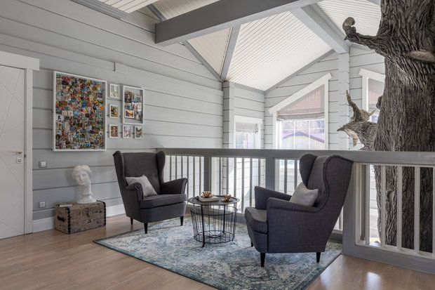 На балкончике обустроили уютную зону для отдыха. Кресла купили в ИКЕА.