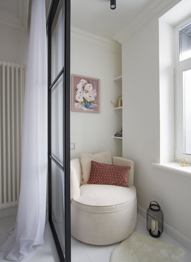 Круглое кресло отлично вписалось в интерьер. За ним получилось сделать полки для книг и разных мелочей. Круглое кресло отлично вписалось в интерьер. За ним получилось сделать полки для книг и разных мелочей.