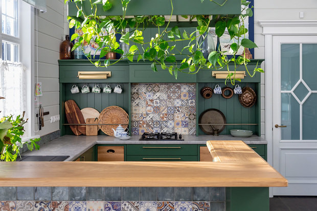 Фотография: Кухня и столовая в стиле Прованс и Кантри, Классический, Эклектика, Дом, Проект недели, Зеленый, Винтаж, Санкт-Петербург, оформить дом из бруса, Более 90 метров, Мария Нечаева – фото на INMYROOM