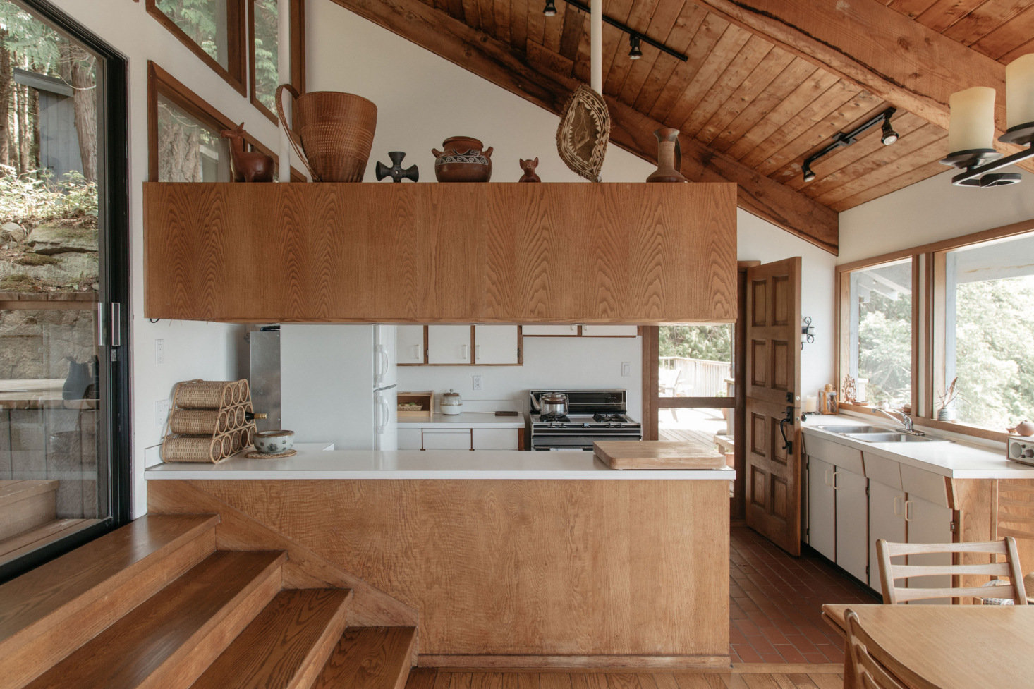 Фотография: Кухня и столовая в стиле Минимализм, Эко, Прованс и Кантри, Белый, Бежевый, Дом и дача – фото на INMYROOM Фотография: Кухня и столовая в стиле Минимализм, Эко, Прованс и Кантри, Белый, Бежевый, Дом и дача – фото на INMYROOM