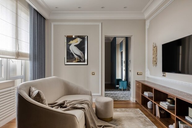 Во время ремонта удалось сэкономить на подоконниках: изначально они задумывались из камня, но по итогу их сделали из керамогранита, что позволило сохранить часть бюджета.