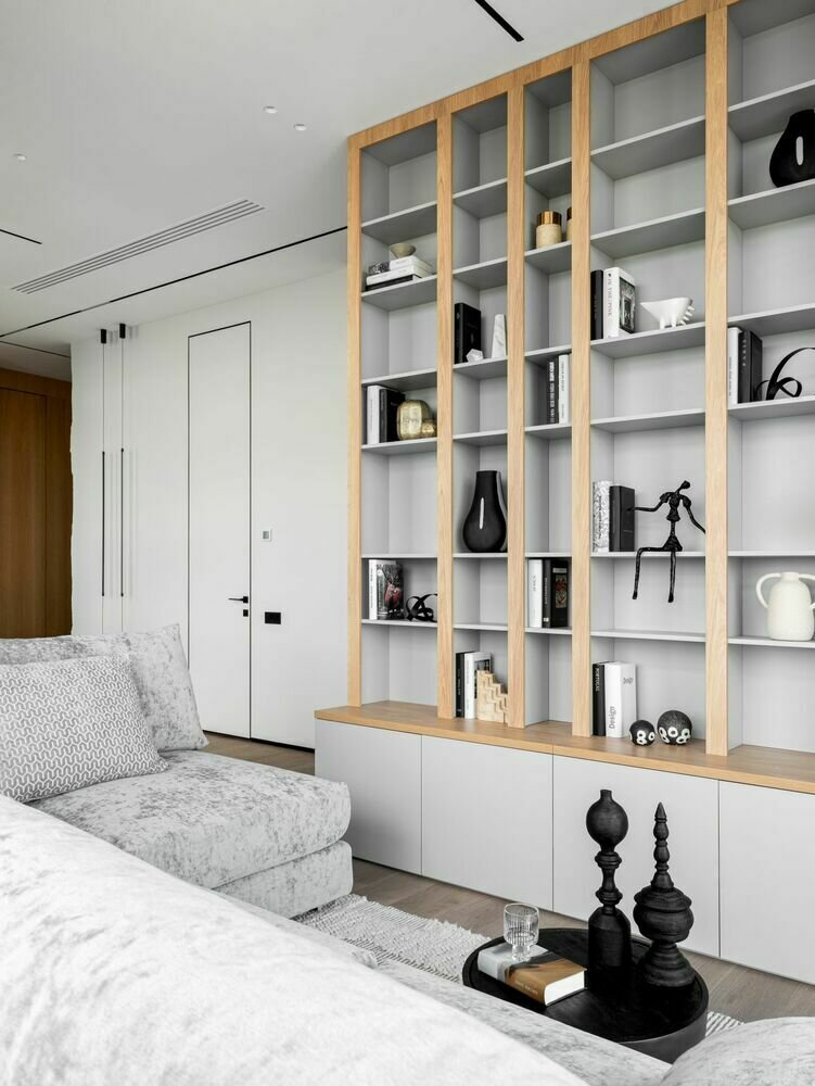 Стеллаж для хранения книг и декора, разработанный по индивидуальным размерам, добавляет функциональности и эстетичности.