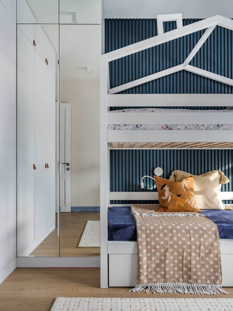 Комната принадлежит одной девочке. Идея кровати с двумя ярусами предполагает на первом этаже организовать место для игры, вешать занавеси и шатры, организовывать домик в домике. Комната принадлежит одной девочке. Идея кровати с двумя ярусами предполагает на первом этаже организовать место для игры, вешать занавеси и шатры, организовывать домик в домике.