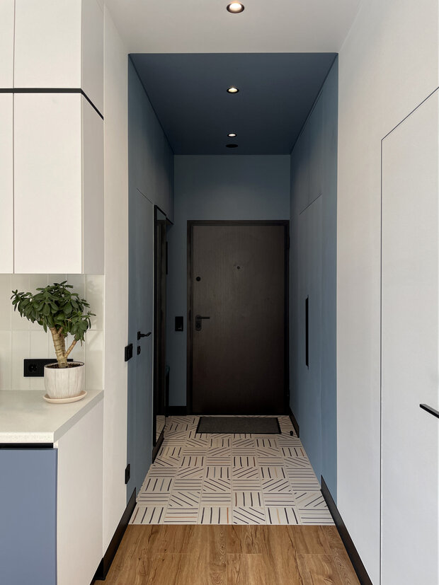 Шкафы небольшие, но вместительные. Шкаф в прихожей для верхней одежды шириной 1 м, ниша с крючками для одежды, пуфом шириной 75 см и навесным встраиваемым шкафом вверху для чемодана или других крупных предметов. 