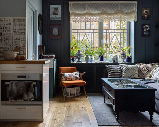 Слева от окна работы «Май» и «Ягоды» (масло, холст), художник Татьяна Сергеева.