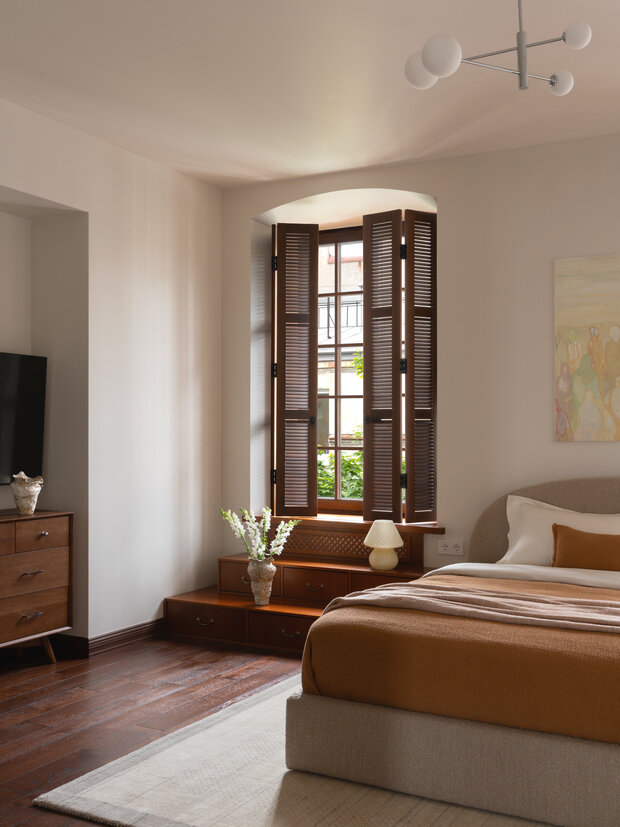 Фотография: Спальня в стиле Современный, Квартира, Проект дня, Санкт-Петербург, Кирпичный дом, 2 комнаты, Более 90 метров, Эксклюзивные проекты, Мария Онучина, Иван Миняев, эклектика с элементами винтажа – фото на INMYROOM