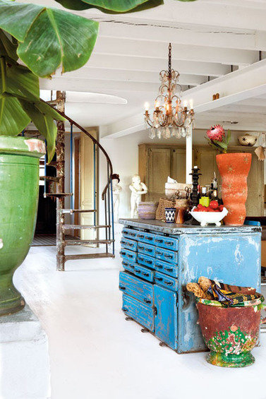 Фотография: Мебель и свет в стиле Восточный, Прихожая, Декор интерьера, Дом, Цвет в интерьере, Дома и квартиры, Белый, Стены, Лестница – фото на INMYROOM