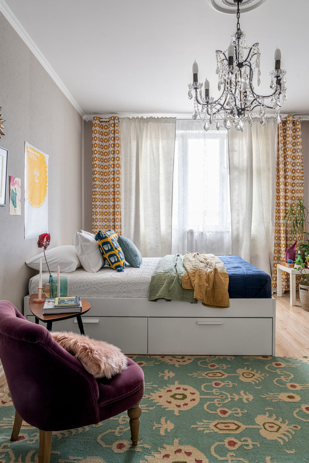 Бирюзовый ковер — немецкий производитель текстиля Vossberg. Напольную белую лампу Ирина купила в берлинском Tschibo в отделе для дома. «Я очень люблю вещи ручной работы. На кровати — вязаное крючком белое покрывало от моей мамы. Мамины же вязаные гардины закрывают стекла в платяном шкафу. На кровати — яркие наволочки от нашего производителя Tkano», — дополняет Ирина.