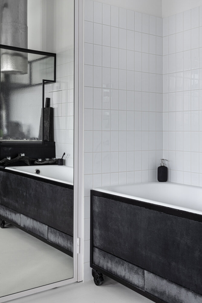 Плитку на кухне и в ванной выложили по уровню конструкции, на два метра от пола. Благодаря этому получился как бы единый модуль внутри общего пространства. Кстати, это решение не только эстетичное и функциональное (выше она не нужна), но и экономичное, так как укладка плитки обходится дороже, чем покраска стены. Плитку на кухне и в ванной выложили по уровню конструкции, на два метра от пола. Благодаря этому получился как бы единый модуль внутри общего пространства. Кстати, это решение не только эстетичное и функциональное (выше она не нужна), но и экономичное, так как укладка плитки обходится дороже, чем покраска стены.