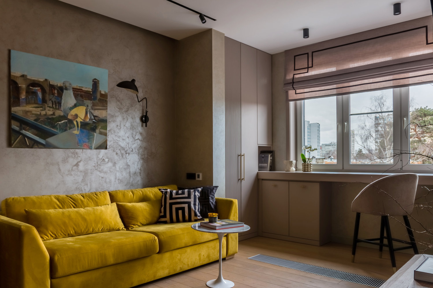 На пол положили инженерную доску с индивидуальным выкрасом. На пол положили инженерную доску с индивидуальным выкрасом.