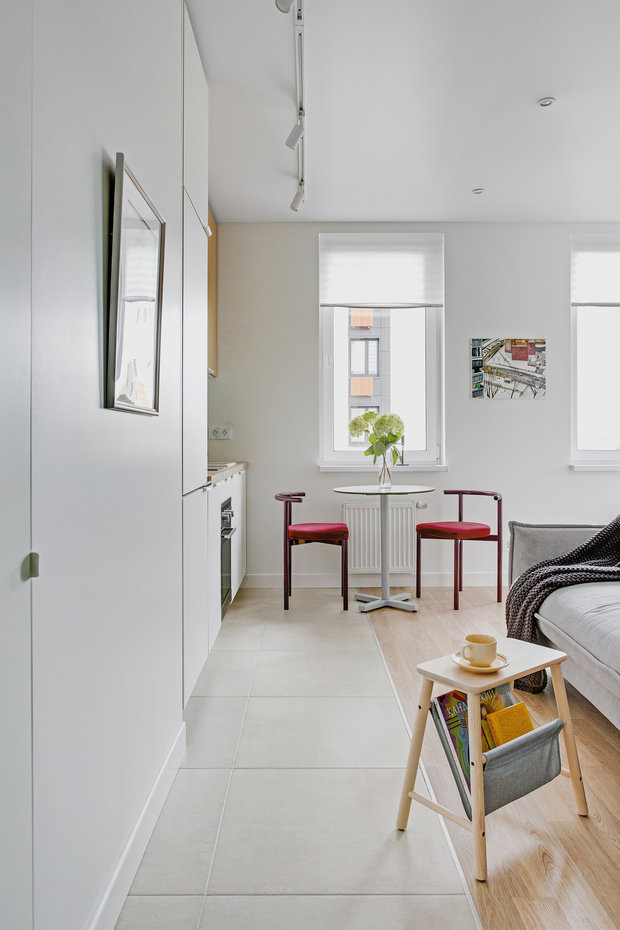 В проекте много ресторанной мебели: обеденный стол, стулья от известного бренда Delo Design, пуф в прихожей, а также кресло в спальне. Рестораны обновляли интерьер, а мебель в хорошем состоянии распродавали за смешные деньги.