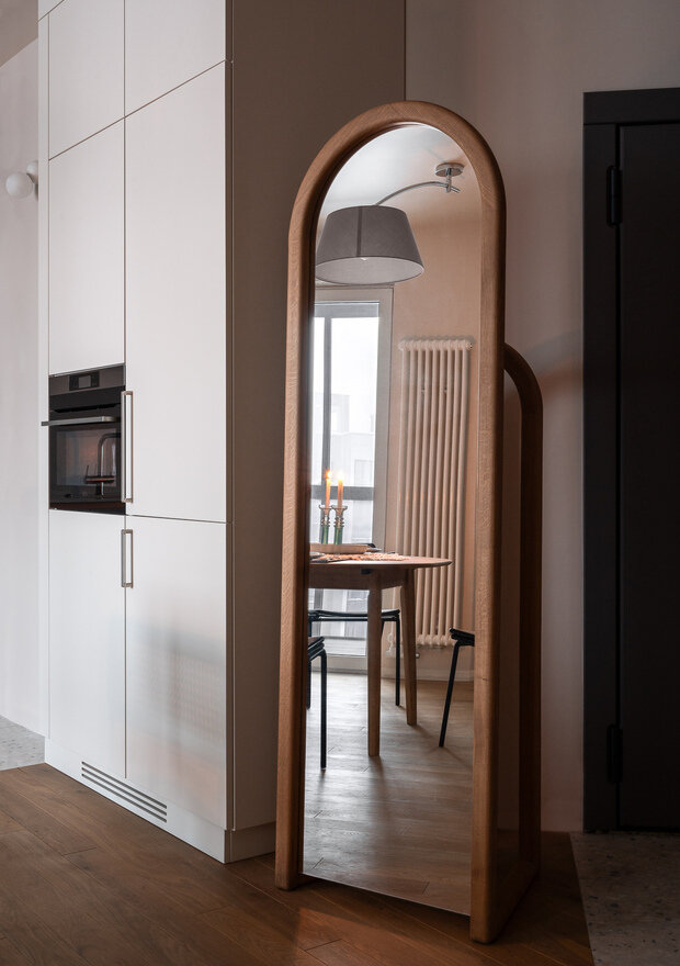 Все системы хранения выполнены на заказ и встроены в ниши, которые были предусмотрены при планировке. Это позволило сэкономить пространство.