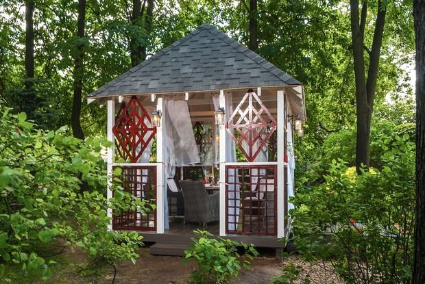 Фотография: Терраса в стиле Восточный, Классический, Россия, MW-LIGHT, Белый, Дача, Красный, Коричневый, Подмосковье, Дом и дача, 4SiS, A&D Home, Террадек, Хомгарт, Фундекс, Ruflex, Елена Кунците, как построить беседку, кровля из черепицы, деревянный каркас у беседки – фото на INMYROOM