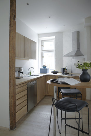 Фотография: Кухня и столовая в стиле Эко, Скандинавский, Квартира, Дания, Цвет в интерьере, Дома и квартиры, Белый – фото на INMYROOM