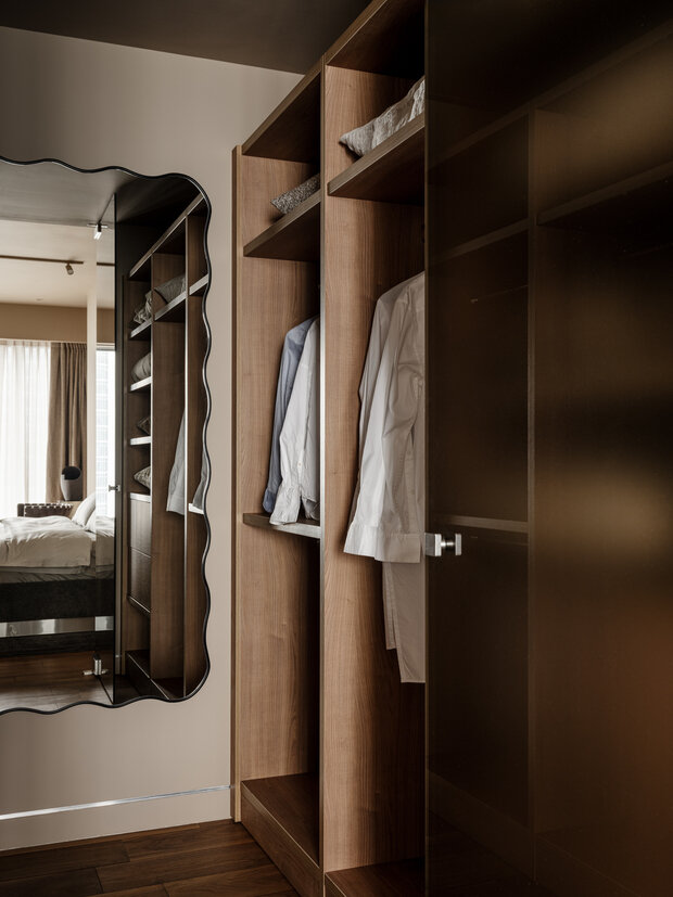 Фотография: Гардеробная в стиле Современный, Квартира, Проект дня, Москва, 3 комнаты, Более 90 метров, минимализм с элементами современного дизайна, Юлия Данилова-Нитусова – фото на INMYROOM