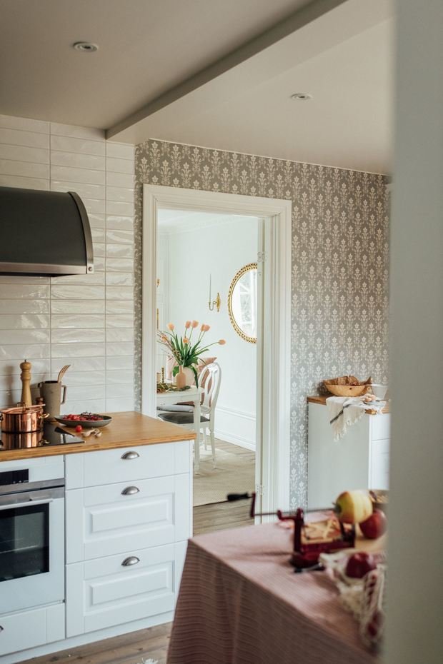 Фотография: Кухня и столовая в стиле Прованс и Кантри, Классический, Скандинавский, Эклектика, Дом, Швеция, Белый, Дача, Стокгольм, Серый, Голубой, Коричневый, Дом и дача, 4 и больше – фото на INMYROOM