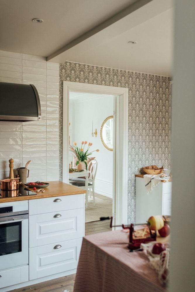 Фотография: Кухня и столовая в стиле Прованс и Кантри, Классический, Скандинавский, Эклектика, Дом, Швеция, Белый, Дача, Стокгольм, Серый, Голубой, Коричневый, Дом и дача, 4 и больше – фото на INMYROOM Фотография: Кухня и столовая в стиле Прованс и Кантри, Классический, Скандинавский, Эклектика, Дом, Швеция, Белый, Дача, Стокгольм, Серый, Голубой, Коричневый, Дом и дача, 4 и больше – фото на INMYROOM