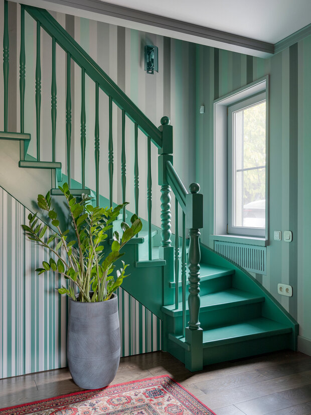 Системы хранения скрыты под лестницами. Также шкафы предусмотрены в каждом помещении, гармонируют стилистически и колористически.