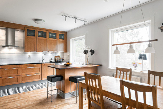 Фотография: Кухня и столовая в стиле Скандинавский, Современный, Декор интерьера, Дом, Белый, Минимализм, Вилла, Серый, Голубой, Коричневый, 4 и больше, Более 90 метров – фото на INMYROOM