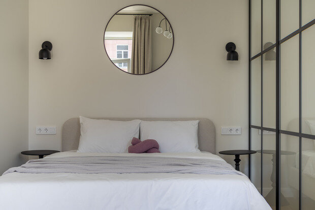 Фотография: Спальня в стиле Современный, Квартира, Проект дня, Санкт-Петербург, Кирпичный дом, 2 комнаты, 60-90 метров, современный с элементами минимализма и арт-деко, Постели Ковёр – фото на INMYROOM