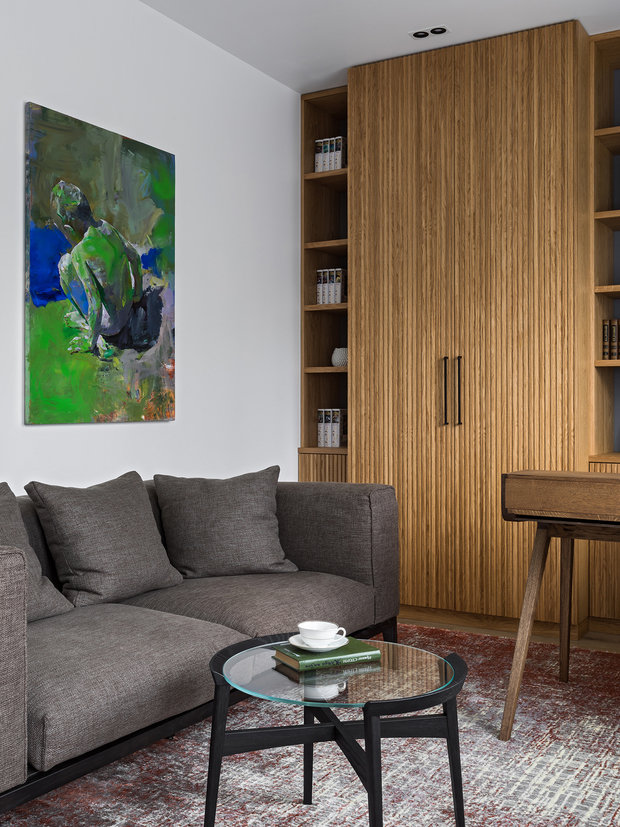 В кабинете разместили стеллажи для книг и документов, а также органично вписали в общую композицию шкаф для деловых костюмов хозяина дома.