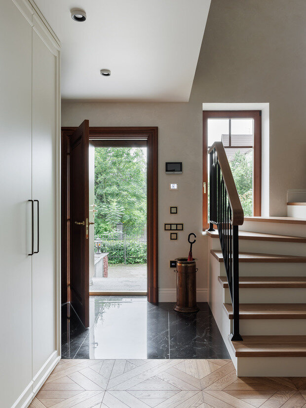 Фотография: Прихожая в стиле Классический, Современный, Эклектика, Квартира, Проект дня, Санкт-Петербург, Кирпичный дом, 4 и больше, Более 90 метров, Эксклюзивные проекты, современный с элементами классики и роскоши, Елена Куртина, Жанна Тульнова – фото на INMYROOM