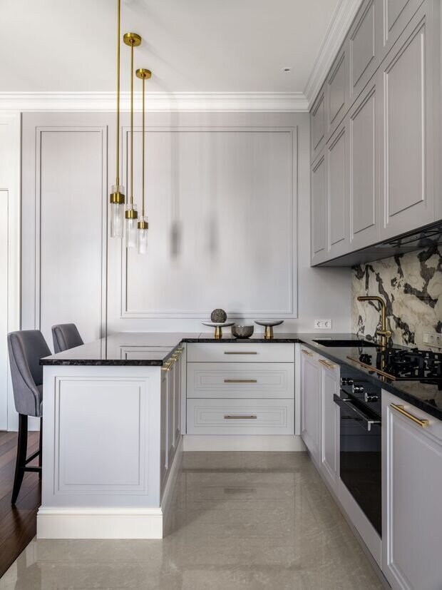 Фотография: Кухня и столовая в стиле Классический, Квартира, Проект дня, Москва, Фрунзенская набережная, Сталинка, 4 и больше, Более 90 метров, Виктория Власова, неоклассика с элементами современного – фото на INMYROOM