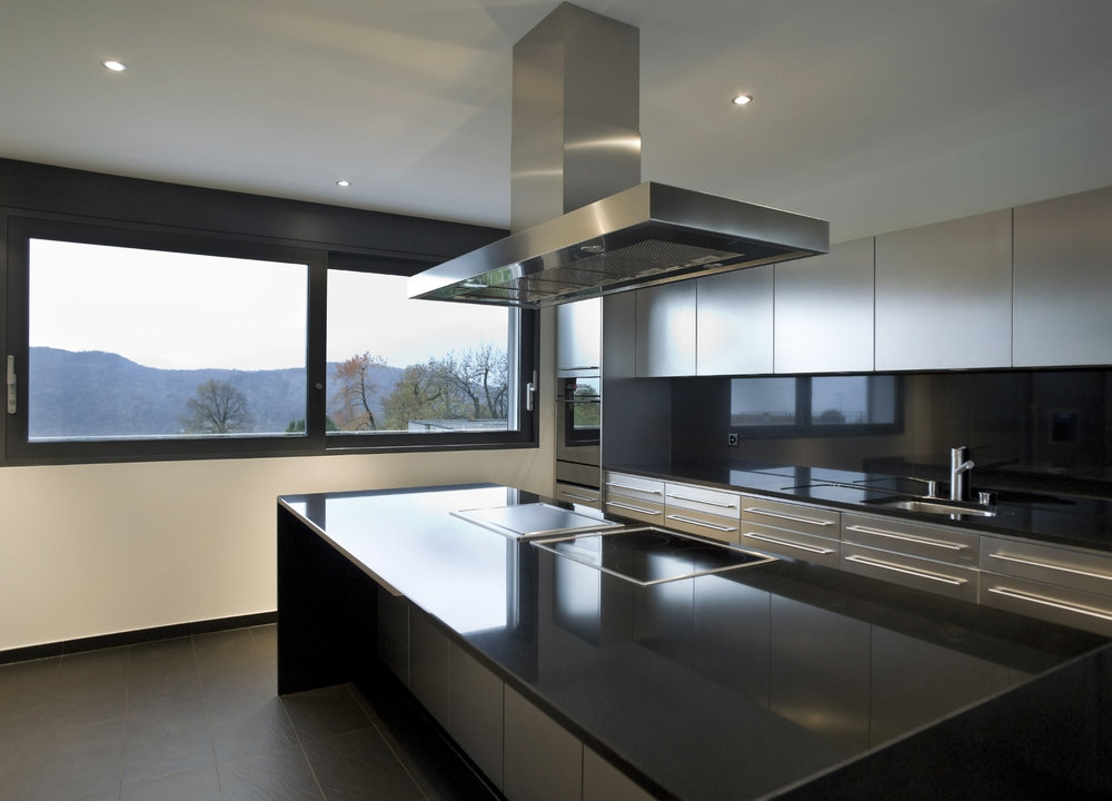 Фотография: Кухня и столовая в стиле Современный, Хай-тек, Прованс и Кантри, Декор интерьера, Интерьер комнат, Тема месяца, Большие окна, Кухонный остров – фото на INMYROOM