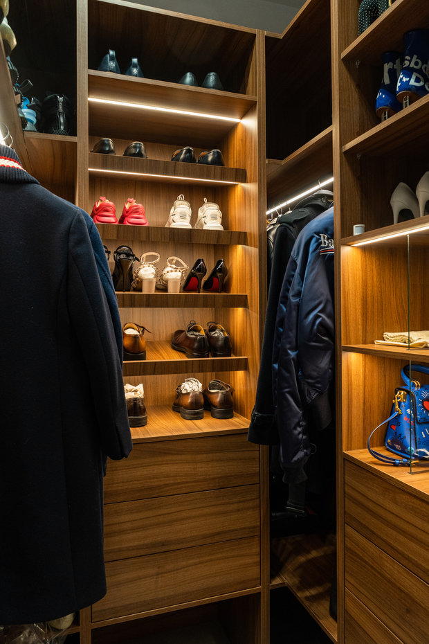 Все системы хранения делались на заказ. Гардеробная со стеклянными перегородками и подсветкой получилась особенно эффектной.