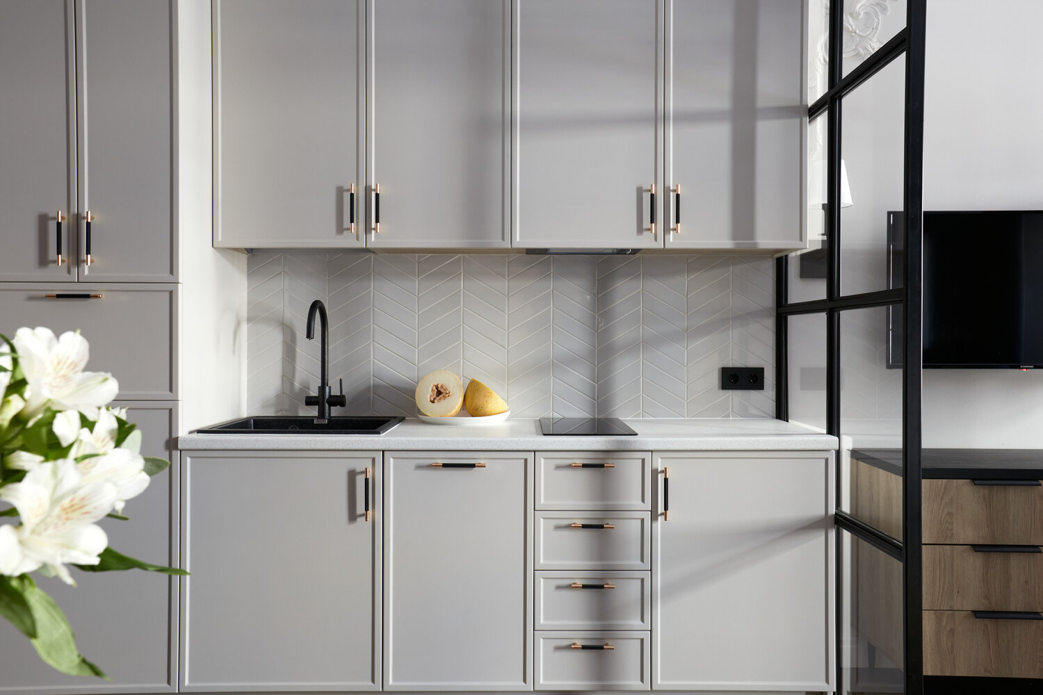 Фотография: Кухня и столовая в стиле Современный, Эклектика, Классический, Малогабаритная квартира, Квартира, Студия, Проект дня, Санкт-Петербург, Кирпичный дом, до 40 метров, Ксения Гузий – фото на INMYROOM Фотография: Кухня и столовая в стиле Современный, Эклектика, Классический, Малогабаритная квартира, Квартира, Студия, Проект дня, Санкт-Петербург, Кирпичный дом, до 40 метров, Ксения Гузий – фото на INMYROOM