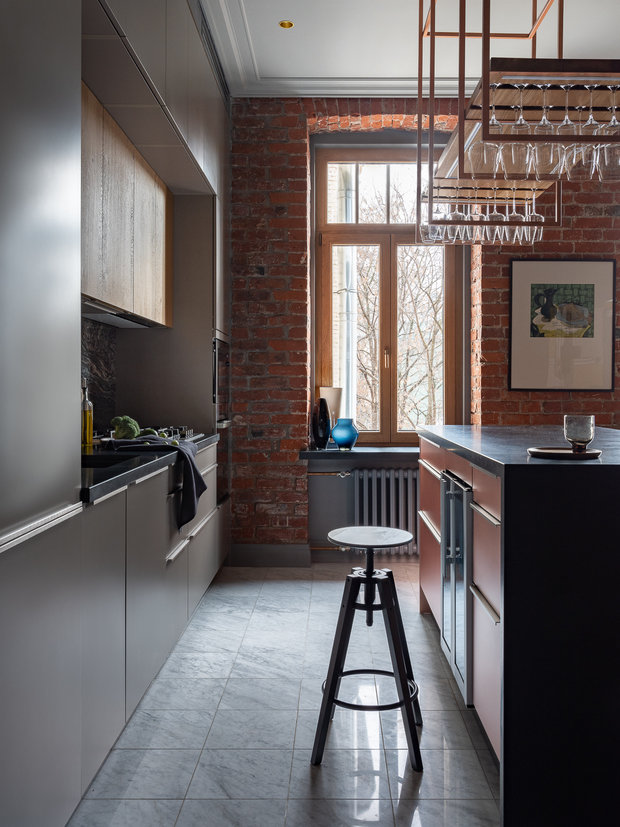 Фотография: Кухня и столовая в стиле Лофт, Эклектика, Квартира, Проект дня, Москва, Кирпичный дом, 4 и больше, Более 90 метров, Берлога, Елена Тамбиева, Наталья Водопьянова – фото на INMYROOM