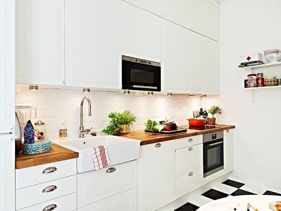 Фотография: Кухня и столовая в стиле Прованс и Кантри, Скандинавский, Квартира, Швеция, Цвет в интерьере, Дома и квартиры, Белый – фото на INMYROOM