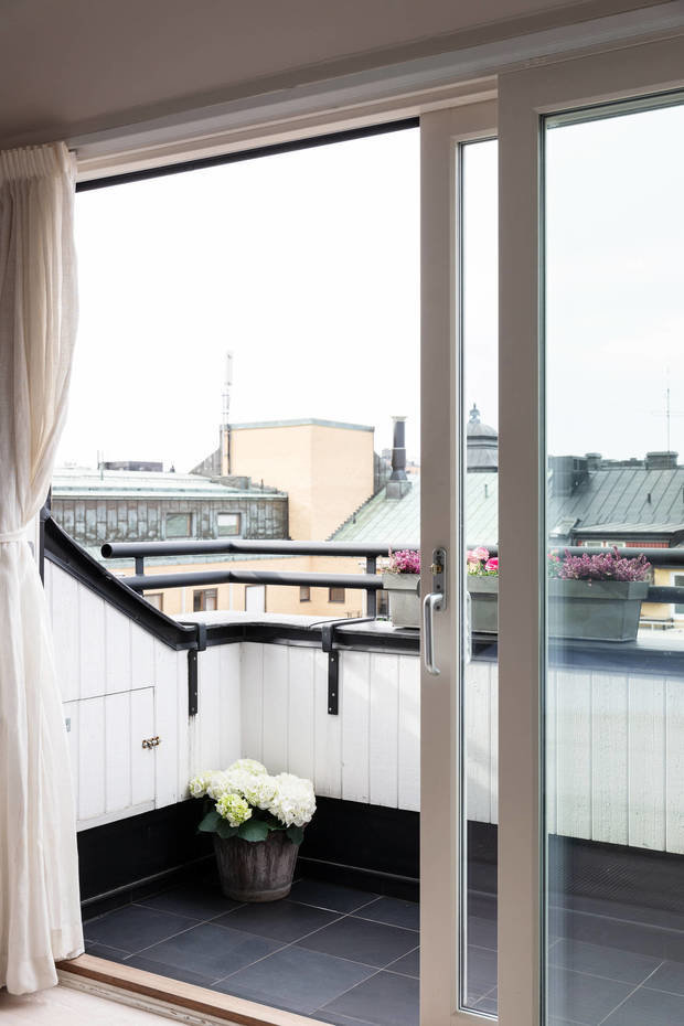 Фотография: Балкон в стиле Скандинавский, Современный, Декор интерьера, Квартира, Белый, Бежевый, 3 комнаты, Более 90 метров – фото на INMYROOM