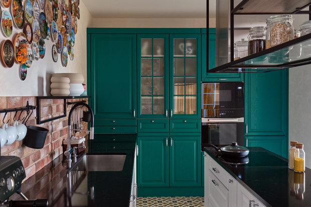 За фасадами спрятали полноразмерные стиральную и сушильную машины. Посудомоечная машина, СВЧ-печь, духовой шкаф, холодильник — все
для современной кухни.