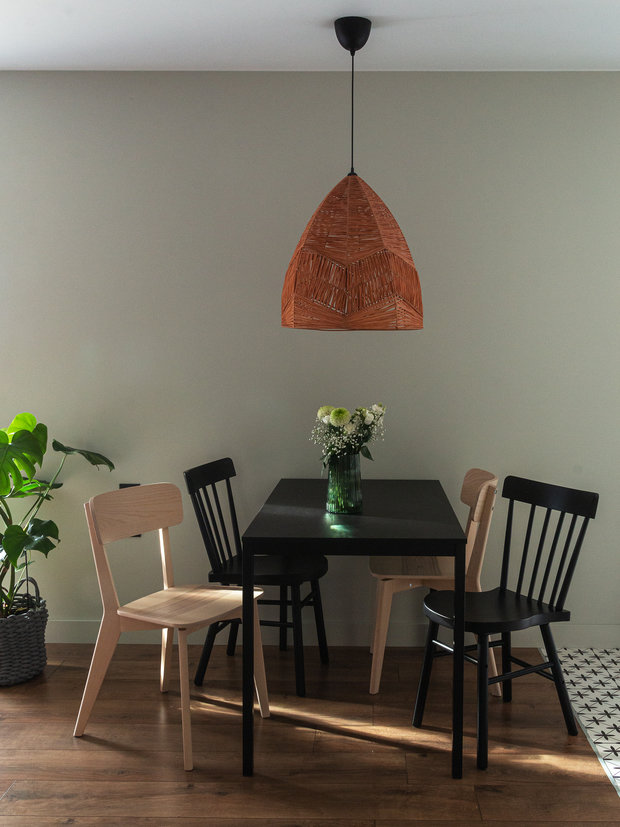 Над обеденным столом подвешен абажур ручной работы, сплетенный из рафии по эскизу дизайнера. В вечернее время здесь настоящая магия света.
