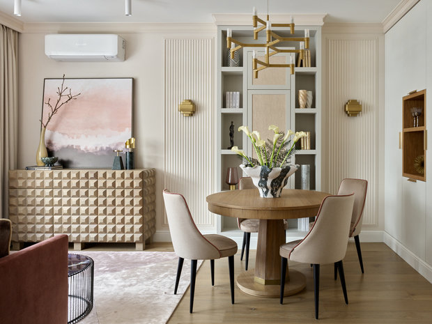 Самым неожиданным для заказчиков при обсуждении вариантов планировок было появление полноценной столовой зоны с круглым столом диаметром 110 см, который при желании можно превратить в овальный, собрав вокруг него 6–8 человек. 