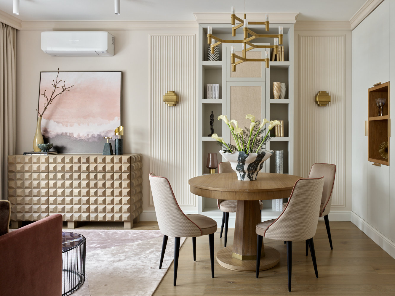 Самым неожиданным для заказчиков при обсуждении вариантов планировок было появление полноценной столовой зоны с круглым столом диаметром 110 см, который при желании можно превратить в овальный, собрав вокруг него 6–8 человек. Самым неожиданным для заказчиков при обсуждении вариантов планировок было появление полноценной столовой зоны с круглым столом диаметром 110 см, который при желании можно превратить в овальный, собрав вокруг него 6–8 человек.