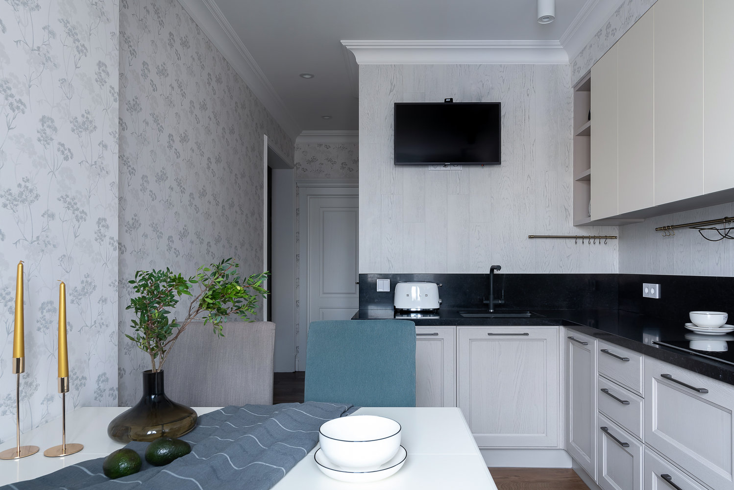 Фотография: Кухня и столовая в стиле Современный, Классический, Квартира, Проект недели, 3 комнаты, 60-90 метров, Владивосток, Елена Теплова – фото на INMYROOM Фотография: Кухня и столовая в стиле Современный, Классический, Квартира, Проект недели, 3 комнаты, 60-90 метров, Владивосток, Елена Теплова – фото на INMYROOM