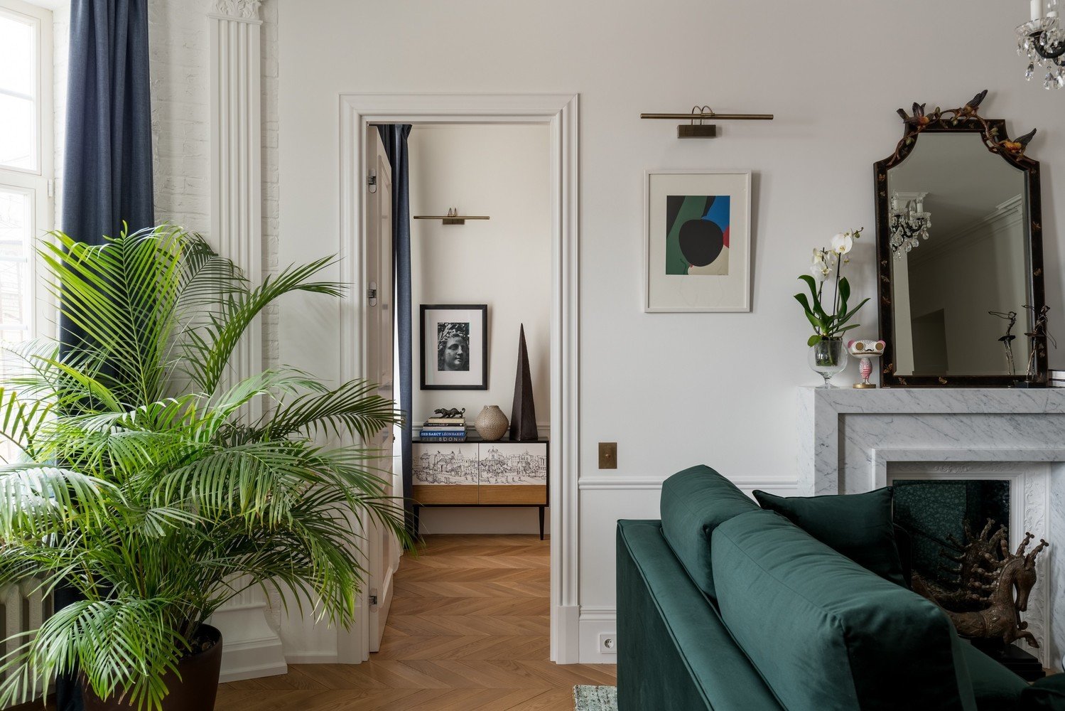 Фотография: Гостиная в стиле Эклектика, Классический, Квартира, Проект дня, Москва, Сталинка, Кирпичный дом, 2 комнаты, 40-60 метров, Эксклюзивные проекты, Оксана Станиславова, Алена Дзуцева, SODA – фото на INMYROOM