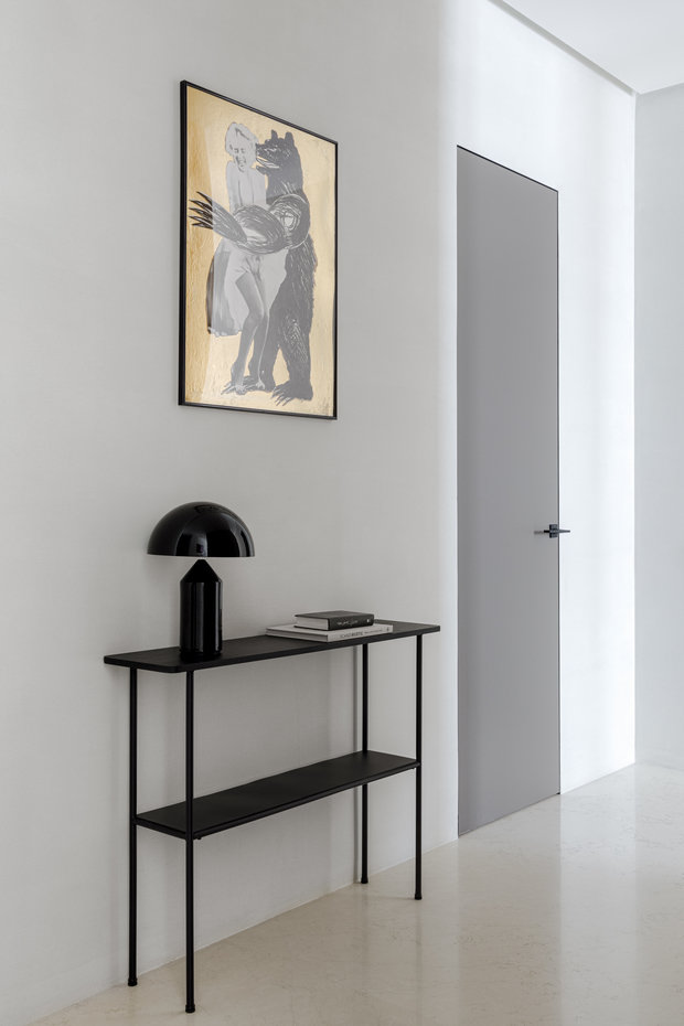 Холл и прихожую украшают работы одного из самых ироничных советских художников Леонида Сокова. Настоящий соц-арт: «Мерлин и Медведь» и «Мишка, медведь…».