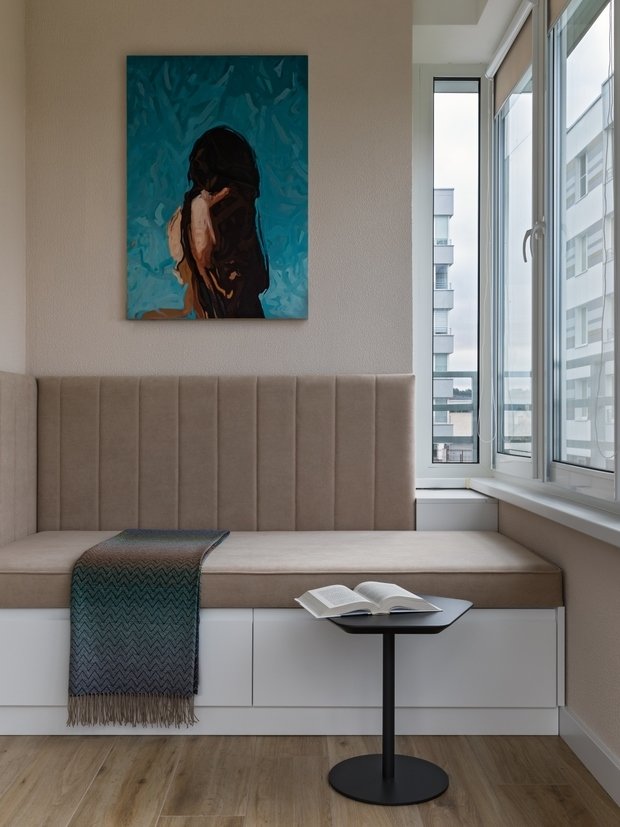 На балконе обустроили место для отдыха, всю мебель сделали на заказ. 