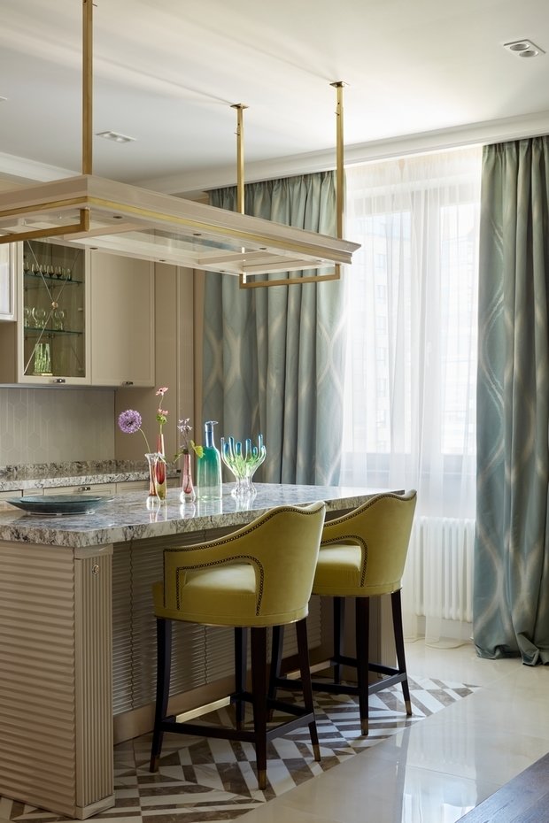 Фотография: Кухня и столовая в стиле Классический, Современный, Квартира, Проект дня, Москва, 4 и больше, Более 90 метров, Алиса Шабельникова, Эксклюзивные проекты – фото на INMYROOM